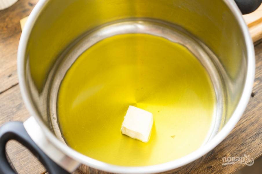 В кастрюльке растопите сливочное масло, также влейте оливковое.