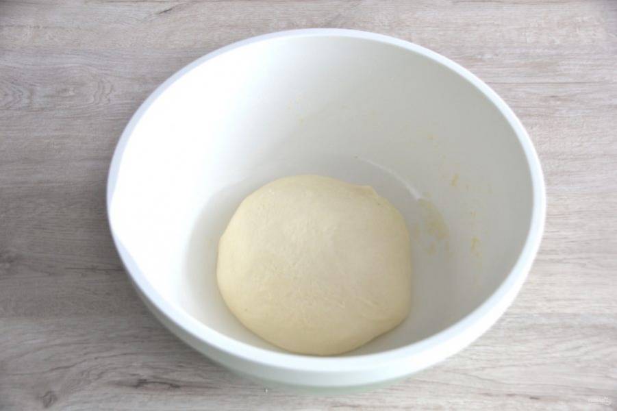 Тесто должно быть гладким, эластичным, не липнущим к рукам. Поставьте тесто в теплое место для брожения на 3 часа. Можно использовать для этого духовку, которую прогрейте примерно до 40 градусов, а потом отключите.
