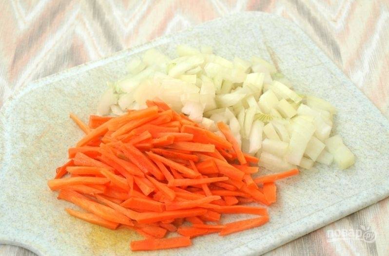 Морковь с луком почистите, помойте и нарежьте соломкой и кубиками соответственно.