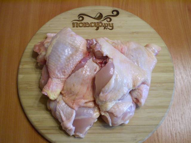 3. Курицу тщательно вымойте и порежьте на куски порционные.
