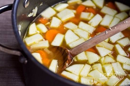 В кастрюле залейте все эти ингредиенты бульоном. Варите суп на маленьком огне в течение 20 минут.