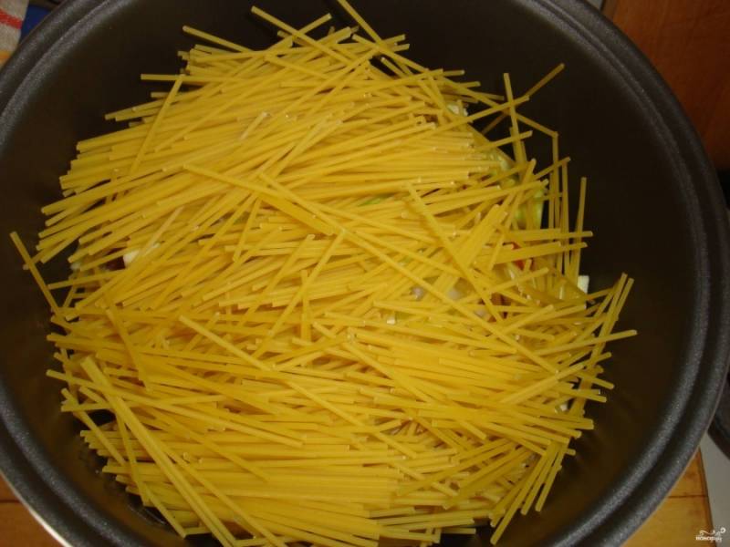 3.	Посолите и поперчите. Разломите спагетти на несколько частей. Положите их сверху овощей.