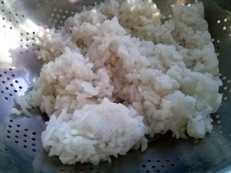 Отварите рис, слейте с него воду, промойте его холодной водой.
