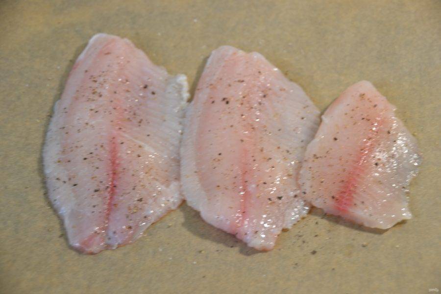 Уложите рыбу на лист для выпечки, разогрейте духовку до 190 градусов и запекайте минут 8-10.