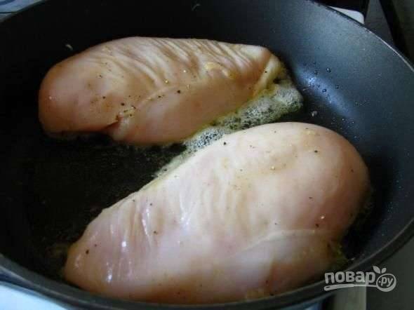 4.	Сковороду ставлю на огонь, наливаю оливковое масло и выкладываю куриную грудку, обжариваю с двух сторон до румяной корочки, около 1 минуты с каждой стороны.