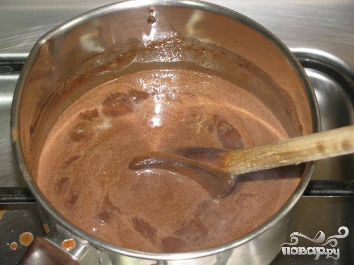 Горячий шоколад получают путем разогрева какао-порошка (6 частей), сливочного масла (1 часть), молока (3 части) и сахара (3 части). Можно просто растопить шоколадку.