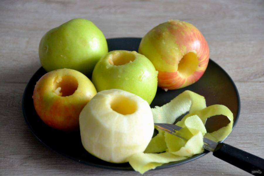 Очистите яблоки от кожуры и от сердцевинок, нарежьте крупным кубиком.