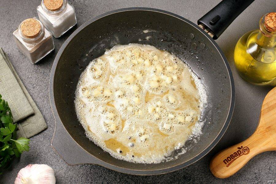 Переложите обжаренную курицу пока на тарелку. В эту же сковороду добавьте муку и обжарьте в течение 2 минут, затем добавьте измельчённый чеснок и готовьте ещё буквально 20 секунд.