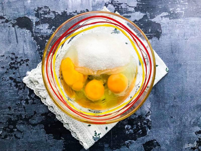 Яйца с сахаром взбейте до появления пены. 