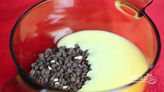 2.	В миску к шоколаду влейте сгущенное молоко и экстракт ванили.