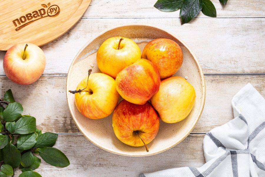 Яблоки тщательно помойте и обсушите. По желанию очистите яблоки от кожуры. Я этого не делаю. Отрежьте все испорченных части, если такие имеются.