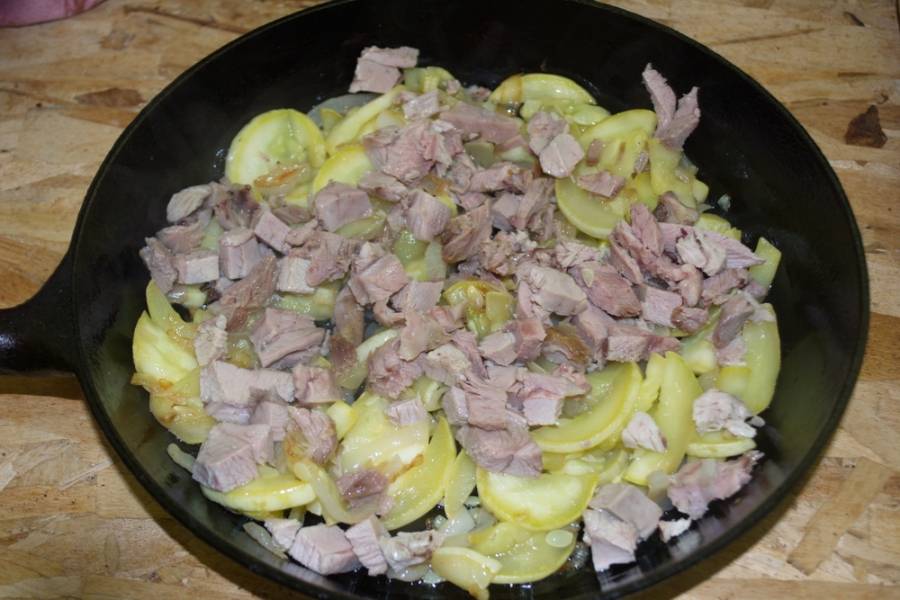 К обжаренным овощам добавляем нарезанную куриную мякоть. Мясо нужно использовать готовое. Его можно предварительно обжарить, запечь или отварить.