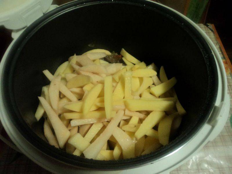 Картофель чистим и нарезаем брусками, выкладываем в мультиварку к печени.