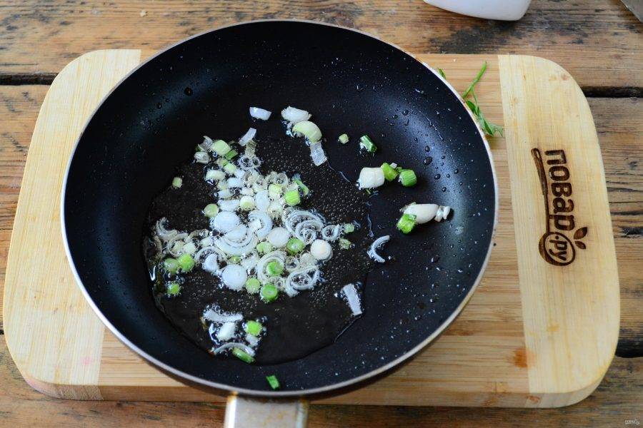 Мелко порежьте луковицу и пассеруйте на сковороде в растительном масле.