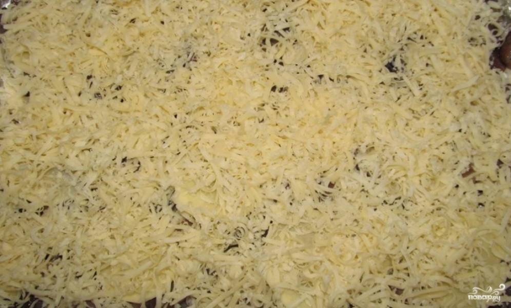Обильно посыпаем тертым сыром, отправляем противень в духовку на 45 минут, температура 180 градусов.