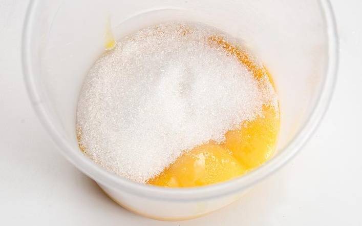 В желтки добавьте сахар, взбейте всё до полного растворения последнего. Сахарно-желтковая масса при этом должна заметно посветлеть и стать гуще.