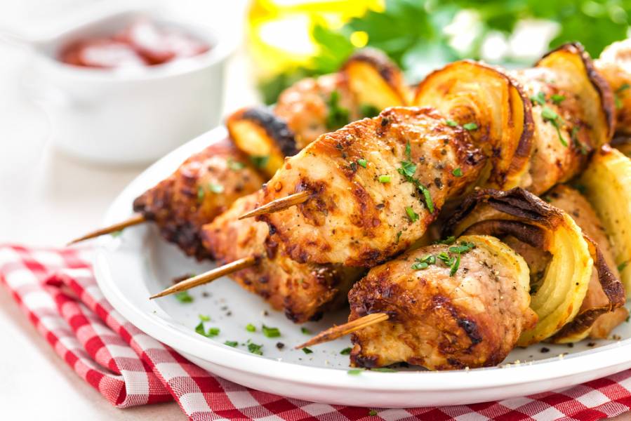 Скучающим по лету: 4 рецепта шашлыка в духовке