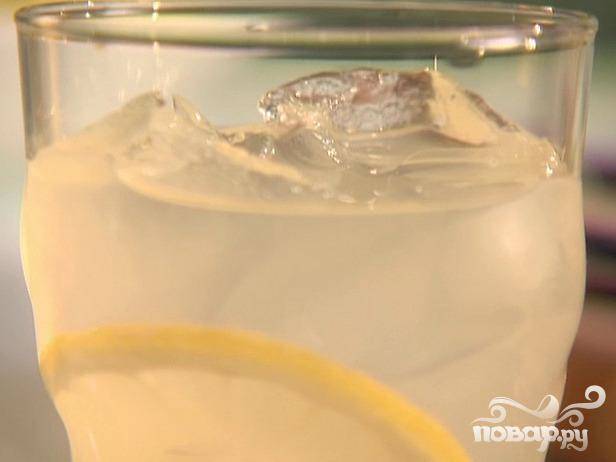 3. В большой прозрачной чаше для пунша соединить лимонад, апельсиновый сок, имбирное пиво и газированную воду.