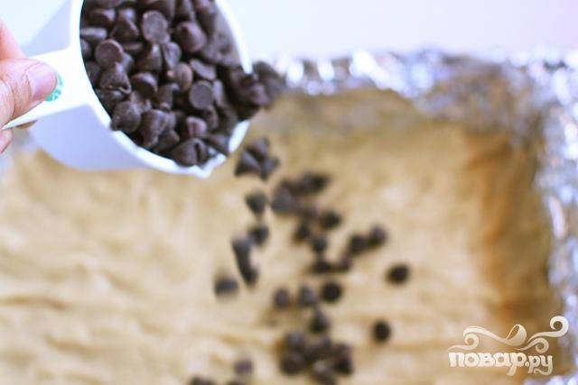 4. Сверху посыпать шоколадными чипсами и аккуратно вдавить их в тесто.