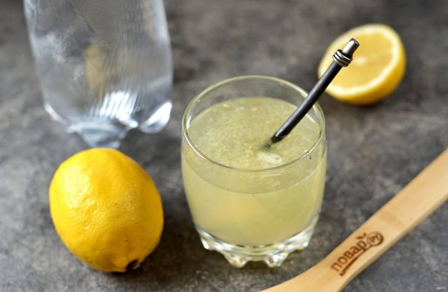 Переложите лимонный сок с мякотью в стакан  со сладкой водой, размешайте. 