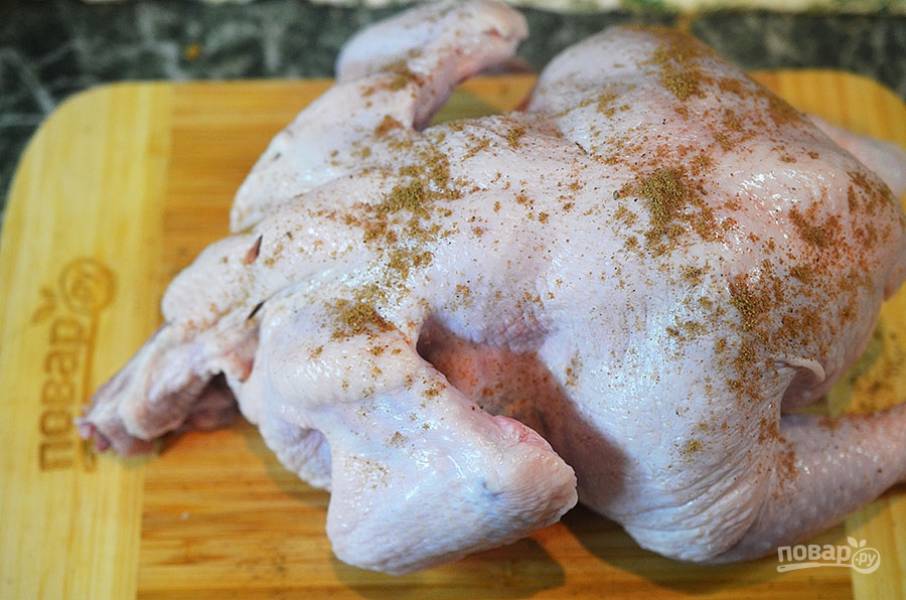 3. Курицу хорошо обсушите, внутрь положите целый лимон, натрите маслом и перцем. Выложите в форму. Поставьте в разогретую до 90 градусов духовку.