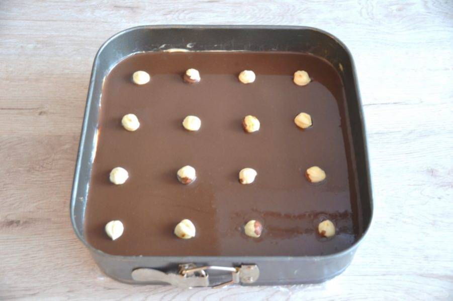 Выложите поверх шоколадной глазури орехи,  поставьте в холодильник до полной стабилизации, не менее, чем на 3-4 часа. 