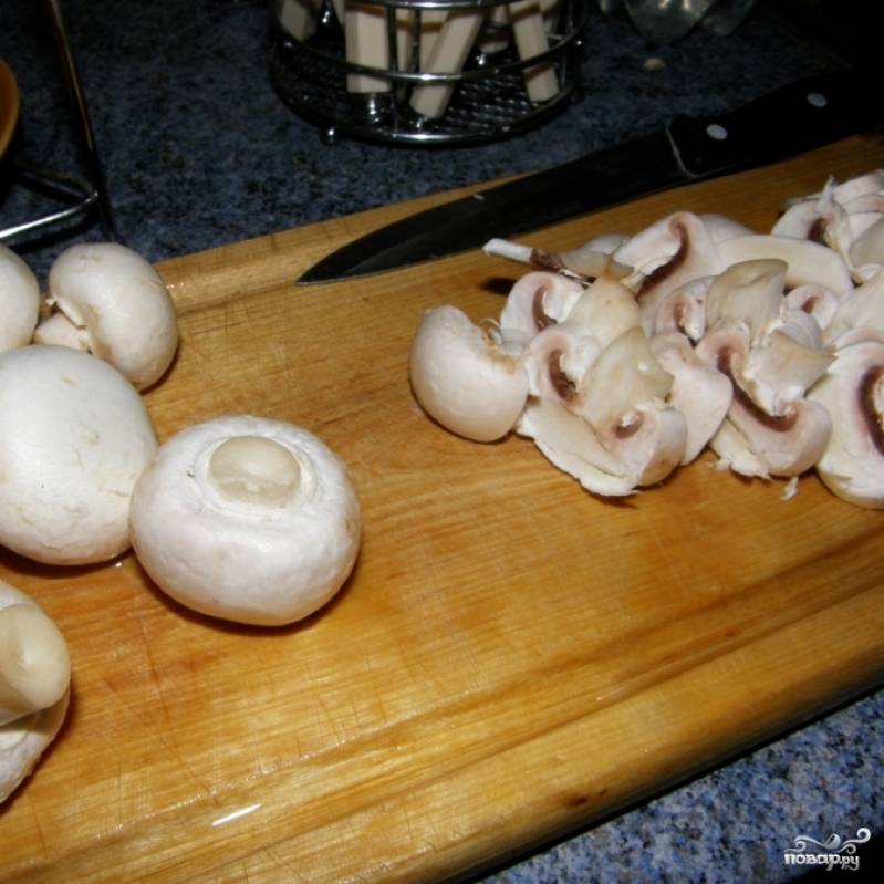 Шампиньоны нарезаем и режем тонкими ломтиками (при желании, можно использовать и другие грибы).