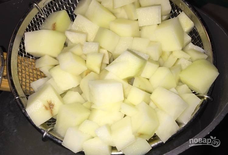 1.	Очистите картошку, нарежьте её кубиками. Отварите картофель до готовности в подсоленной воде.
