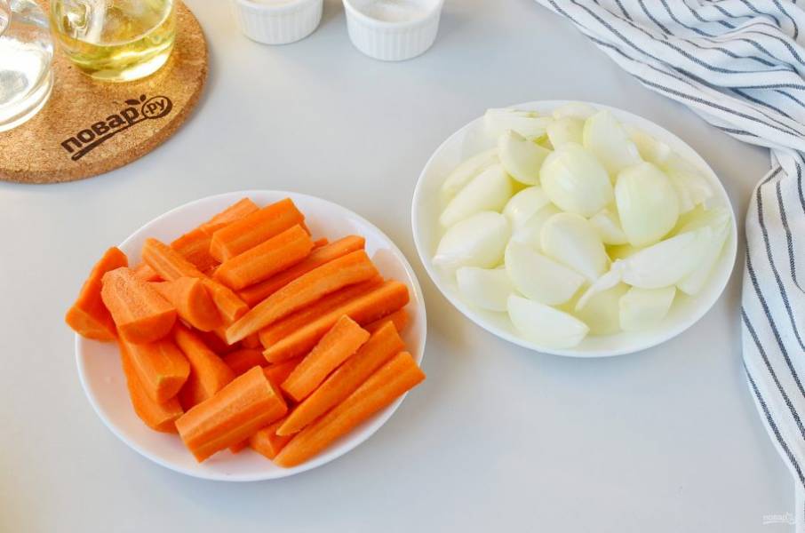 Порежьте морковь и лук.