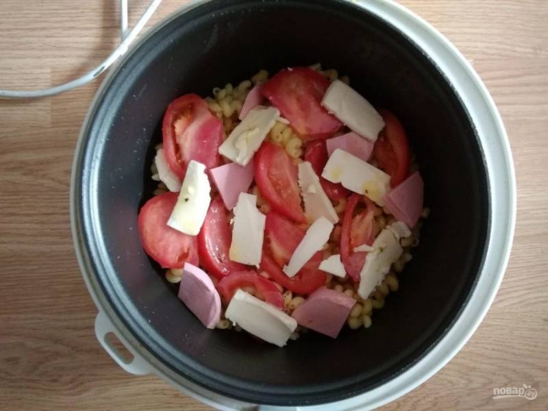 Макароны с помидорами и колбасой на сковороде