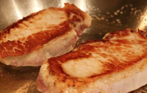 2. На сильном огне обжарить мясо с двух сторон до золотистой корочки. А затем снять со сковороды. 