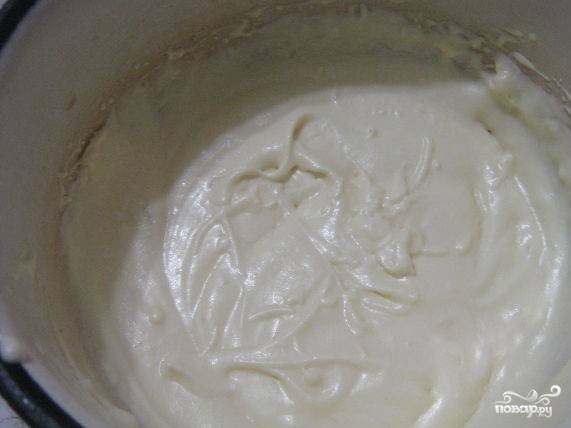6. Приготовьте крем: размягченное масло выложите в миску и взбейте до образования белой пышной массы. Постепенно добавьте сгущенное молоко. Продолжайте взбивать до крема-образной консистенции.