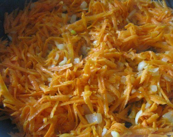 2. Отправляем морковь и лук жариться на сковороду. В середине жарки добавляем мелко нарезанный или выдавленный чеснок. Жарим до готовности.
