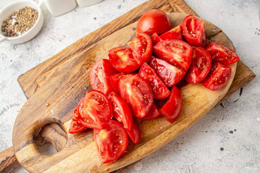 Промытые и обсушенные томаты нарежьте на дольки.