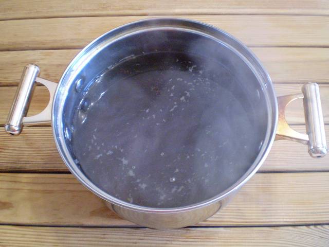 2. Доведите воду до кипения, в кипяток добавьте стакан варенья. Я варила из сливового, ни сахар, ни лимонка не понадобились, компот получился самодостаточным.
