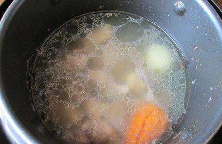 Добавляем крупно порезанные морковь и лук, специи для рыбы, душистый перец и лавровый лист. Заливаем все водой, готовим в режиме "Суп" 15 минут, затем выставляем режим "Тушение" и готовим еще 2 часа.