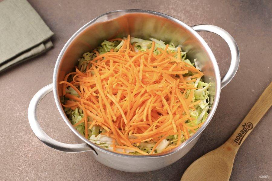 Морковь можно натереть на крупной тёрке или нарезать тонкой соломкой. Я использовала специальное приспособления для приготовления моркови по-корейски.