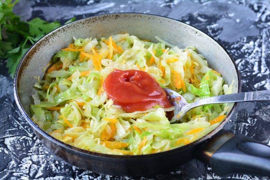 Добавьте в капусту томатный соус, он придаст начинке дополнительный вкус и сочность.