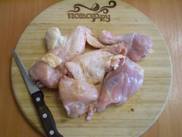 Курицу режем порционными кусочками. Солим, добавляем специи.