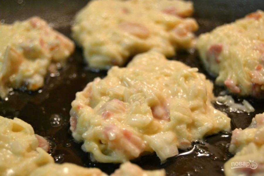 9.	Разогрейте сковороду с оливковым маслом на среднем огне, сформируйте из картофельного теста небольшие котлеты, выложите их на сковороду. Обжарьте до золотистого цвета.