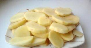 Кабачки и картофель нарежьте кружочками.