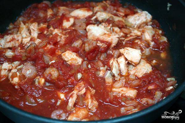 В томатный соус добавляем обжаренную семгу и очищенные креветки. Посыпаем сушеным базиликом, тушим 2-3 минуты, и подаем вместе со сваренными спагетти. Приятного аппетита!
