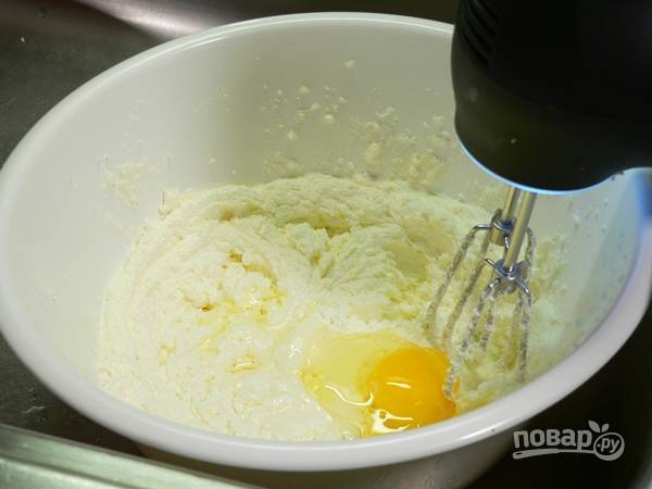 Добавьте яйца, не переставая взбивать.