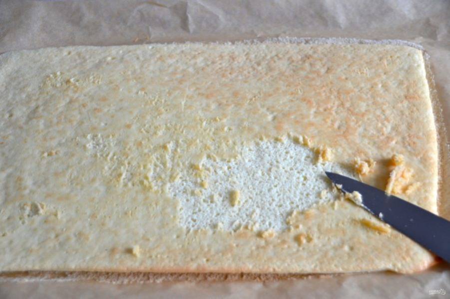 При использовании бисквита для приготовления торта желательно снять верхнюю размякшую корочку, чтобы бисквит хорошо пропитывался в дальнейшем. Это легко можно сделать с помощью ножа.