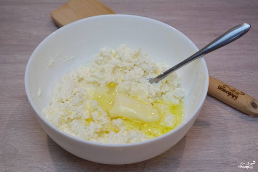 К творогу добавьте яичный белок, сахар, щепотку соли. Перемешайте. Растопите сливочное масло, добавьте его к творогу.