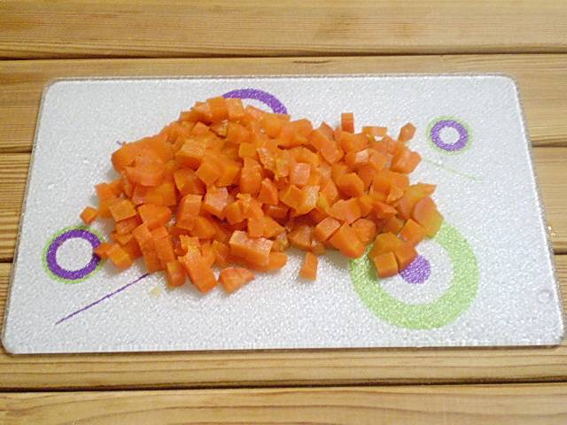 2. Морковь нарезаем кубиками среднего размера.