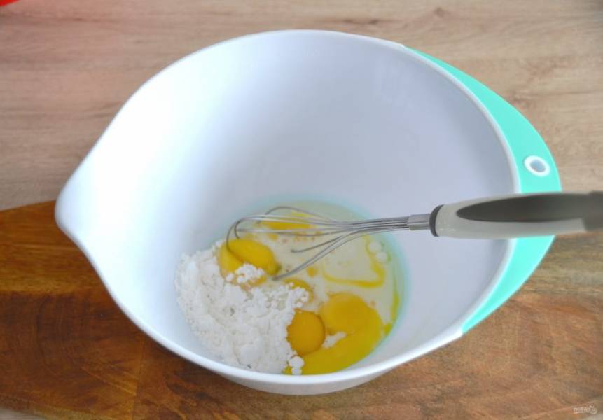 Отделите белки и желтки 5 яиц. Добавьте к желткам 40 грамм сахарной пудры, ванильный экстракт, растительное масло, 50 мл. молока, муку, смешайте всё до однородности.