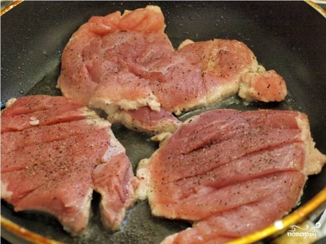 Разогреваем сковороду с растительным маслом, выкладываем на нее подготовленные куски мяса.