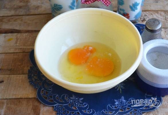 2. В глубокую мисочку вбейте яйца с сахаром и солью. 