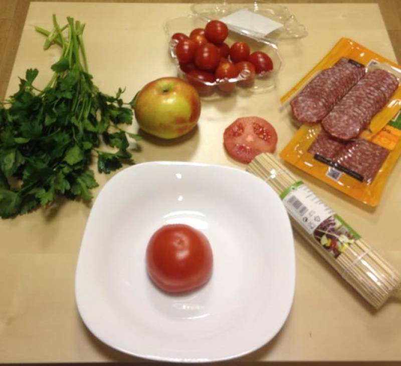 3. Ставим помидор срезом вниз на сервировочное блюдо.